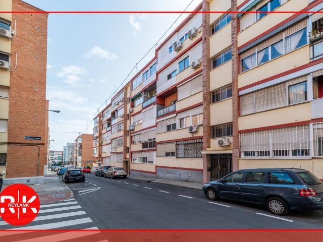 Piso en venta en Madrid, Apóstol Santiago. MANOTERAS MADRID CALLE SAN PEDRO DE CARDEÑA. ACOGEDORA VIVIENDA DE EXTERIOR DE 3 HABITACIONES Y Y UN BAÑO CON TERRAZA. Pisos.