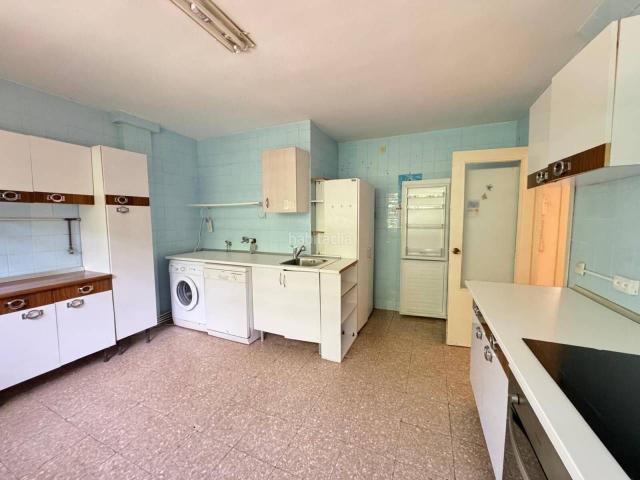 Piso en venta en Madrid, Apóstol Santiago. SE VENDE PISO EN CALLE MONOVAR DE 3 DORMITORIOS. Pisos.