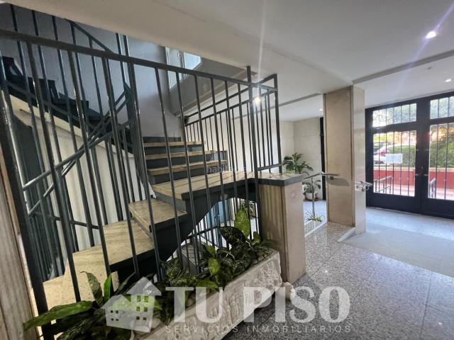 Piso en venta en Madrid, Arcos. Inmueble Exterior Reformado en su totalidad junto a Centro Comercial Las Rosas. Pisos.