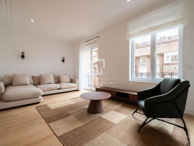 Piso en venta en Madrid, Argüelles. Bonito piso exterior, recién reformado y con balcón en venta junto a la calle Princesa, en Madrid. Pisos.
