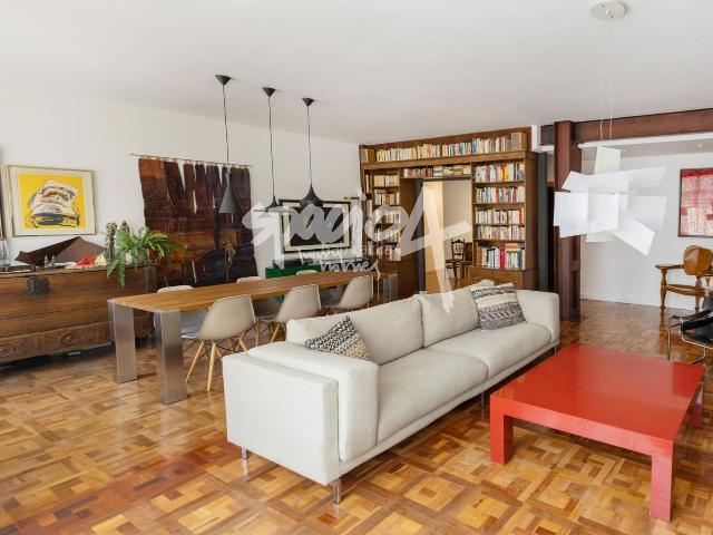 Piso en venta en Madrid, Argüelles. Piso en venta en Argüelles con garaje y gran salón. Pisos.