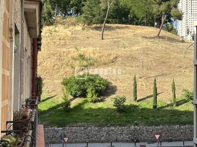 Piso en venta en Madrid, Argüelles. VIVIENDA EXTERIOR DE 3 HABITACIONES CON 2 BALCONES CON VISTAS AL TEMPLO DE DEBOD. Pisos.