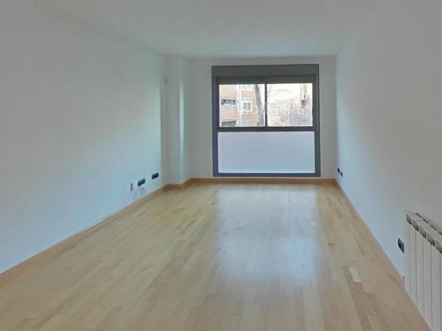 Piso en venta en Madrid, Canillas. ¡Tu nuevo hogar te espera en Calle Andorra! Luminosidad y confort con piscina y garaje. Pisos.