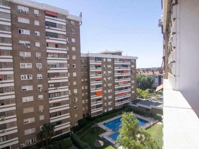 Piso en venta en Madrid, Canillas. Piso de 3 dormitorios con terraza, piscina y zonas comunes en Calle Pedroñeras. Pisos.