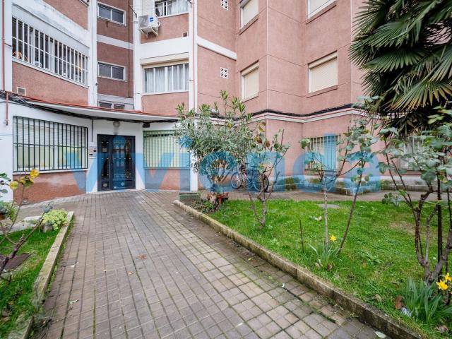Piso en venta en Madrid, Canillejas. Piso en Salvador, 67 m2, 3 dormitorios, 1 baxF1os, 299.000 euros. Pisos.