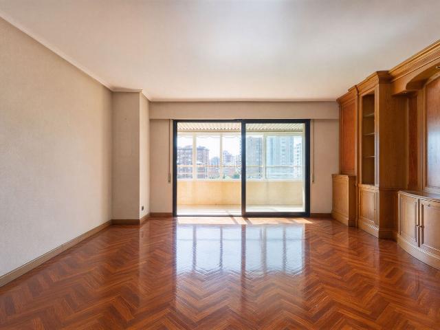 Piso en venta en Madrid, Castilla. Amplia vivienda con terraza en urbanización privada con seguridad 24 horas en Chamartín. Pisos.