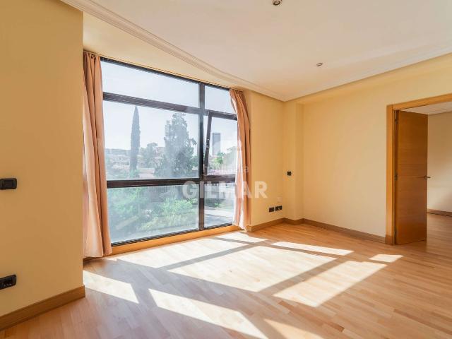 Piso en venta en Madrid, Castilla. En el corazón del prestigioso barrio de Nueva España, en el distrito de Chamartín, se encuentra este exclusivo piso de 63 metros c. Pisos.
