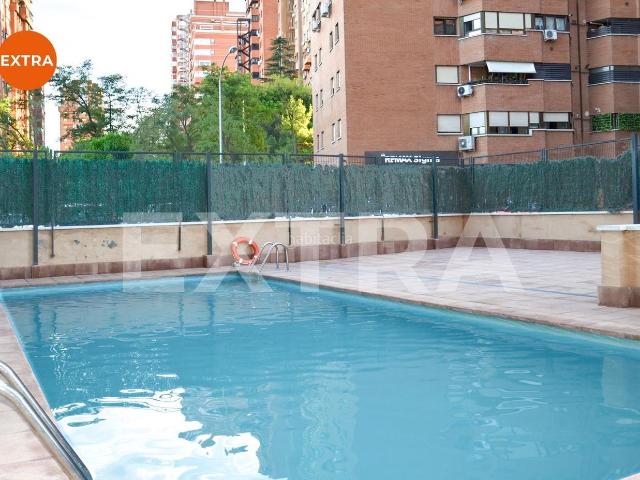 Piso en venta en Madrid, Castilla. Piscina, 3 habitaciones y garaje de acceso directo en una última planta con vistas privilegiadas. Pisos.