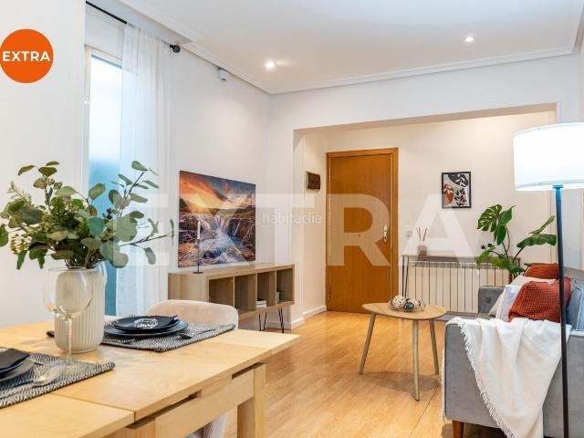 Piso en venta en Madrid, Castillejos Cuzco. Piso de un dormitorio en calle Pedro Villar, Castillejos, vivienda exterior con dos balcones, en un primero con ascensor. Pisos.