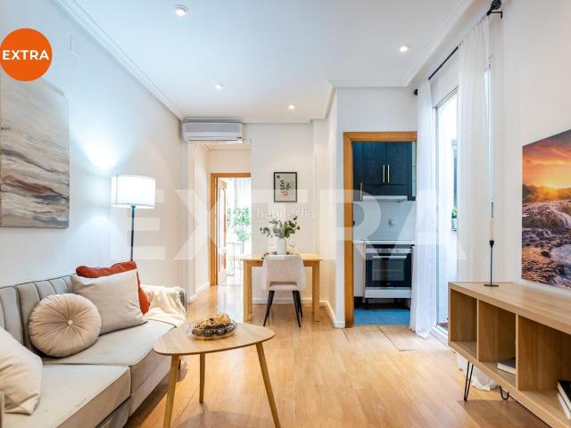 Piso en venta en Madrid, Castillejos Cuzco. Piso de un dormitorio en calle Pedro Villar, Castillejos, vivienda exterior con dos balcones, en un primero con ascensor. Pisos.