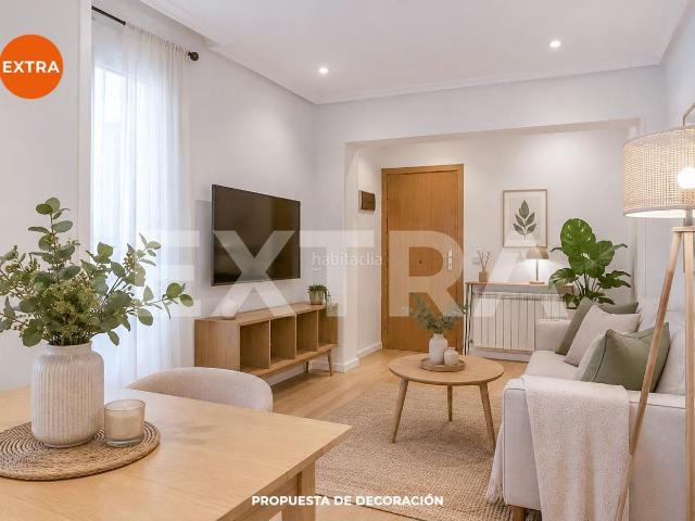Piso en venta en Madrid, Castillejos Cuzco. Piso de un dormitorio en calle Pedro Villar, Castillejos, vivienda exterior con dos balcones, en un primero con ascensor. Pisos.