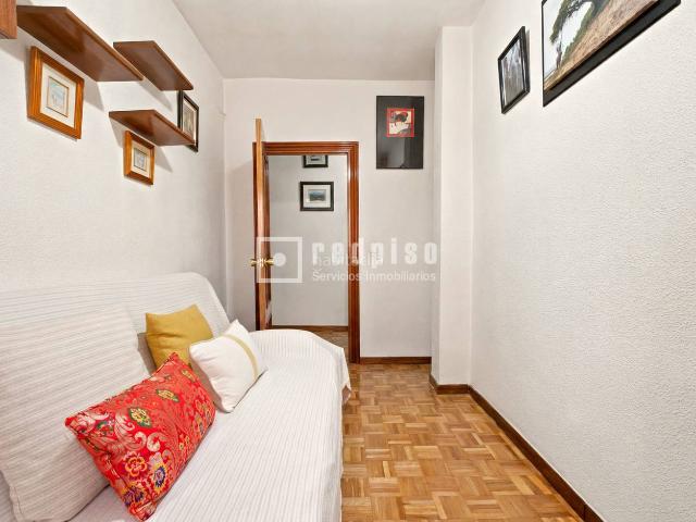Piso en venta en Madrid, Casa de Campo. Vivienda exterior con doble orientación, de 3 habitaciones, y con terraza. Pisos.
