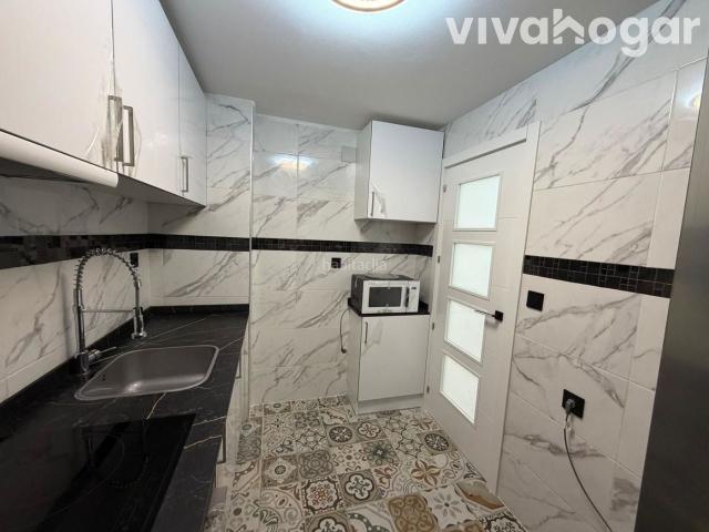 Piso en venta en Madrid, Casco Histórico de Vallecas. VIVAHOGAR OFRECE PISO EN VENTA DE DOS HABITACIONES REFORMADO A ESTRENAR EN VILLA DE VALLECAS.Este piso esta situado en la planta b. Pisos.