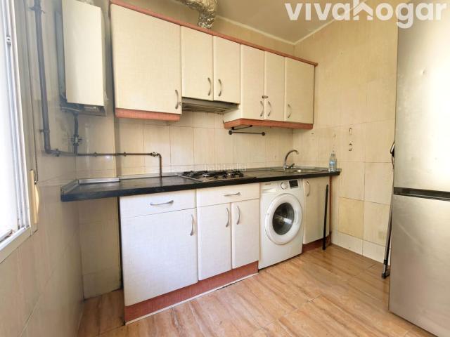 Piso en venta en Madrid, Chopera. VIVAHOGAR pone a la venta esta fantástica vivienda situada en una cuarta planta con ascensor en la Plaza de Rutilio Gaci, en pleno. Pisos.