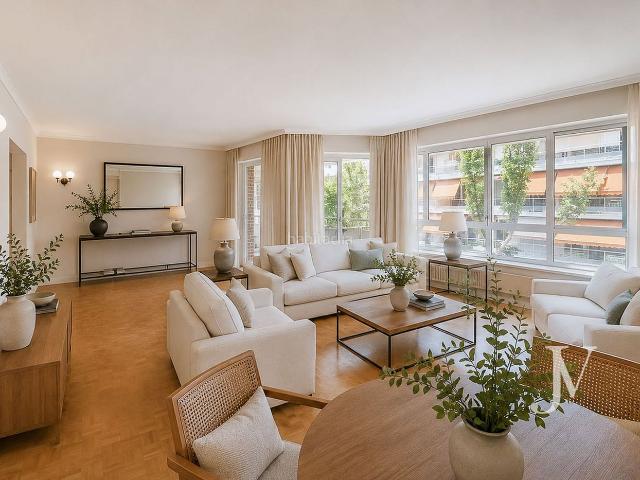 Piso en venta en Madrid, Ciudad Universitaria. Puerta de Hierro: 220m2 para reformar, piscina, guardería, gimnasio, jardín. Ideal para familias. Pisos.