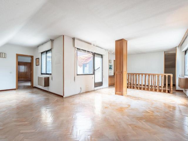 Piso en venta en Madrid, Colina. En Arturo Soria, se vende piso de 300m2, a reformar, con 3 plazas de garaje, piscina y trastero. Pisos.