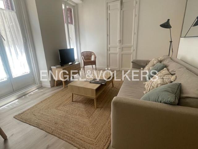 Piso en venta en Madrid, Cortes Huertas. Magnífico piso reformado con tres balcones en el barrio de las Letras. Pisos.