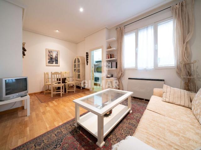 Piso en venta en Madrid, Cortes Huertas. Se pone a disposición este encantador piso situado en el emblemático barrio de Cortes, en pleno corazón de Madrid.Esta vivienda en. Pisos.