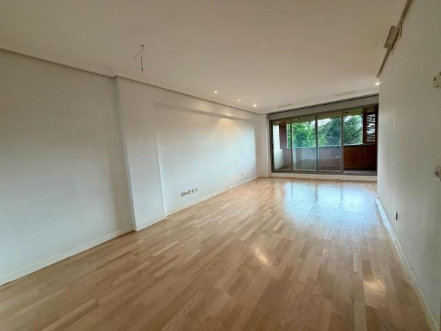 Piso en venta en Madrid, Corralejos Campo de las Naciones. Vivienda reformada de 3 dormitorios en zona Campo de las Naciones Urbanización con piscina, garaje y trastero. Pisos.