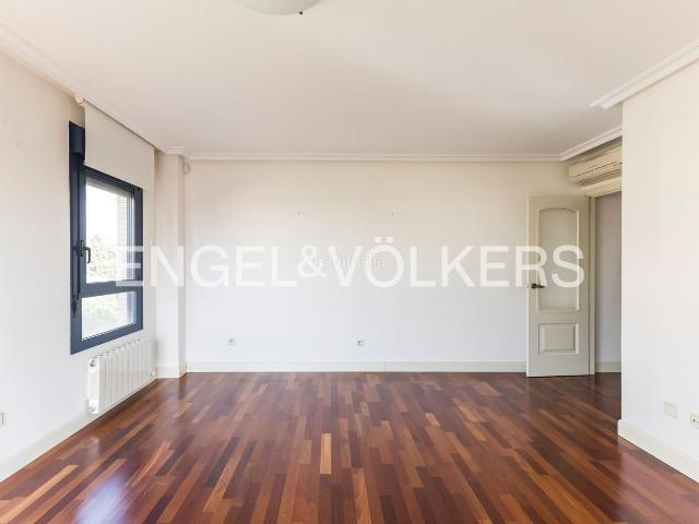 Piso en venta en Madrid, Corralejos Campo de las Naciones. Piso espectacular en Coronales, Madrid apartamento luminoso con piscina, garaje subterráneo, portería y máxima seguridad, a minut. Pisos.