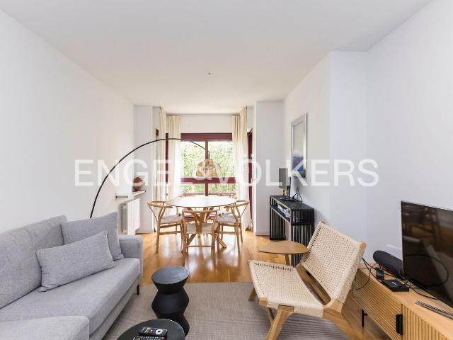 Piso en venta en Madrid, Costillares. Maravillosa vivienda exterior con plaza de garaje y pisicina. Pisos.