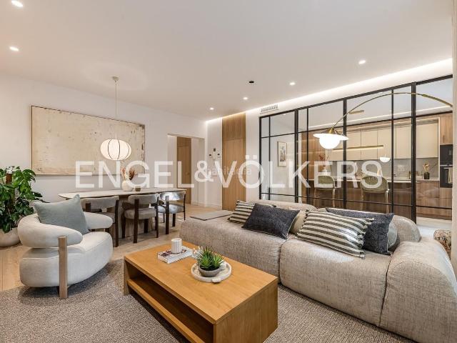 Piso en venta en Madrid, Cuatro Caminos Azca. Amplia vivienda con reforma a estrenar y terraza en Orense. Pisos.