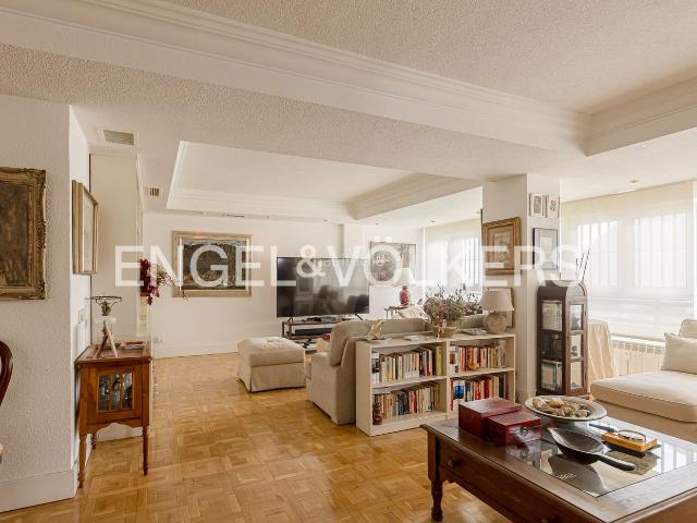 Piso en venta en Madrid, El Viso. Magnífica vivienda SEGREGABLE en El Viso. Pisos.
