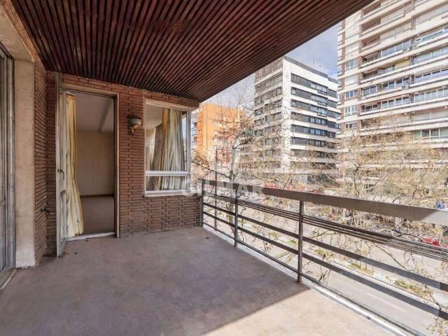 Piso en venta en Madrid, El Viso. Exclusiva vivienda de gran superficie para reformar en El Viso ChamartínEn el prestigioso barrio de El Viso, dentro del distrito. Pisos.