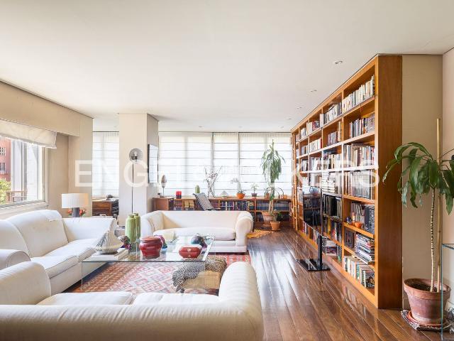 Piso en venta en Madrid, El Viso. Vivienda completamente exterior y con garaje en El Viso. Pisos.