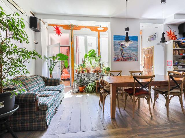 Piso en venta en Madrid, Embajadores Lavapiés. Ubicado en pleno corazón del barrio de Lavapiés, este luminoso piso de 167 m construido en 1880 combina el encanto de la arquitect. Pisos.