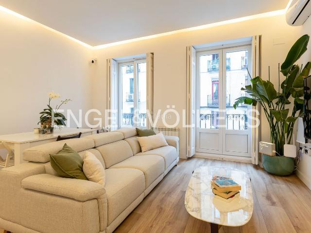 Piso en venta en Madrid, Embajadores Lavapiés. Apartamento clásico, elegancia histórica y confort contemporáneo. Pisos.