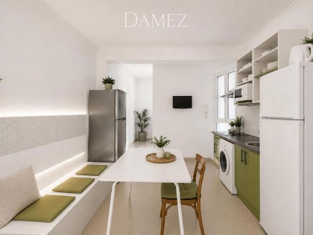 Piso en venta en Madrid, Embajadores Lavapiés. Piso exterior de 6 habitaciones en el centro, ideal para invertir. Pisos.