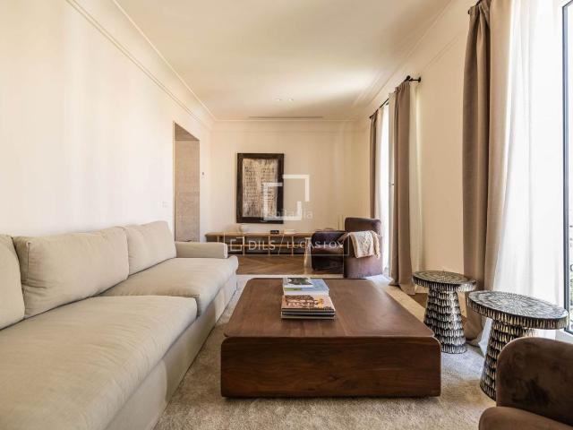 Piso en venta en Madrid, Fuente del Berro. Piso de lujo a estrenar de 183 m, con 3 dormitorios, sauna y balcones en venta en una finca en proceso de renovación en Manuel Bec. Pisos.