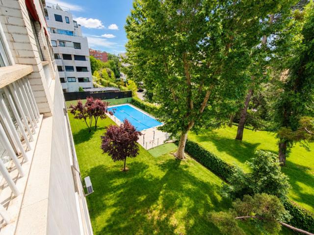 Piso en venta en Madrid, Fuentelarreina. InmoGil Gestión, piso en venta en C Arroyofresno Madrid con piscina y trastero. Pisos.
