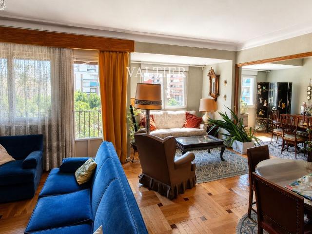 Piso en venta en Madrid, Guindalera. Exclusiva vivienda en venta para reformar con terraza en el Barrio de Salamanca, Madrid. Pisos.