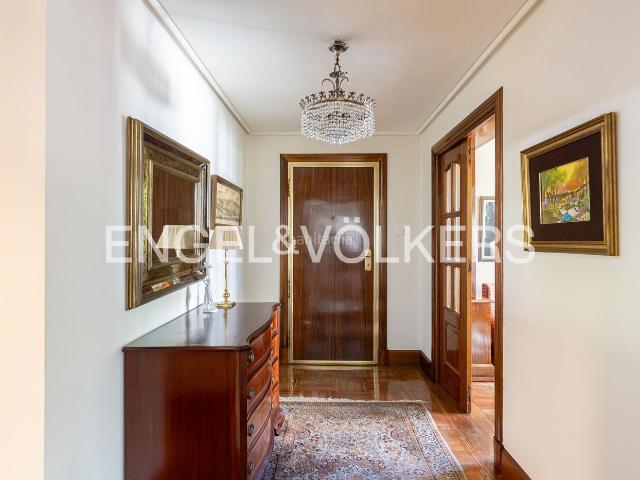Piso en venta en Madrid, Hispanoamérica Bernabéu. Gran piso de 5 habitaciones con terraza en zona tranquila de Hispanoamérica. Pisos.