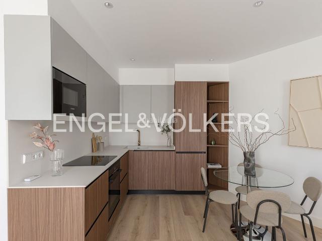 Piso en venta en Madrid, Ibiza. Exclusivo ático reformado a estrenar de 81 m con terraza y vistas despejadas en Ibiza. Pisos.