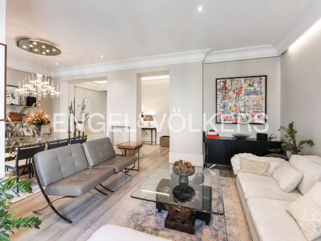 Piso en venta en Madrid, Ibiza. Exclusiva vivienda de alta representatividad junto al Parque del Retiro. Pisos.