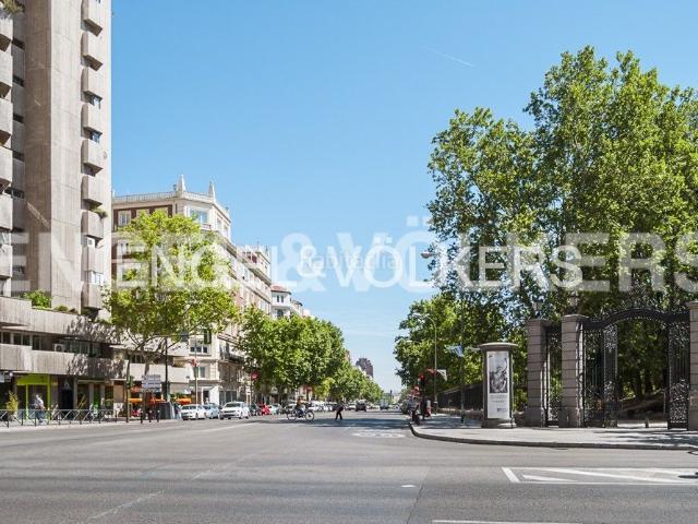 Piso en venta en Madrid, Ibiza. Gran piso con reforma premium en ODonnell a pasos del Retiro. Pisos.