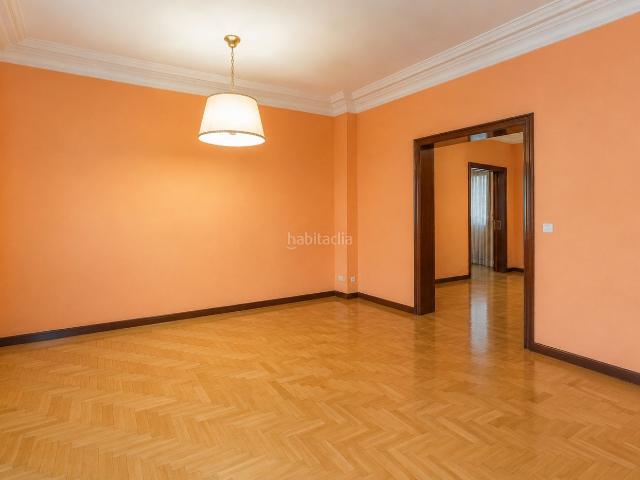 Piso en venta en Madrid, Ibiza. Grupo Inmobiliario Ares vende exclusiva vivienda de 265 m² en el prestigioso barrio de Ibiza Retiro. Pisos.