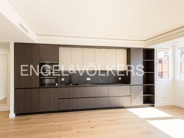 Piso en venta en Madrid, Ibiza. Piso exterior reformado a pocos pasos del Retito. Pisos.