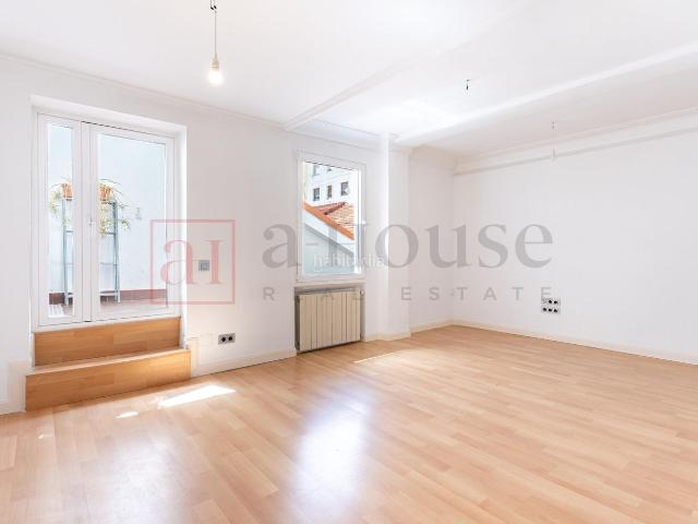Piso en venta en Madrid, Ibiza. PISO CON TERRAZA PARA ENTRAR A VIVIR EN EL BARRIO DE IBIZA. Pisos.