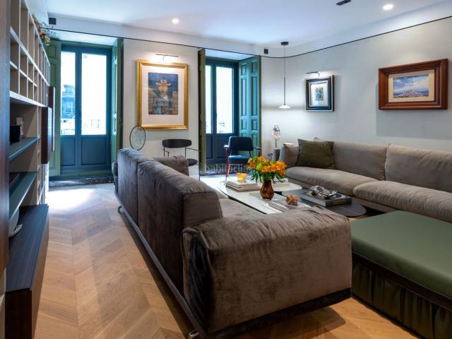 Piso en venta en Madrid, Jerónimos. Piso en venta en copropiedad en Jerónimos con 3 habitaciones y patio, Madrid. Pisos.