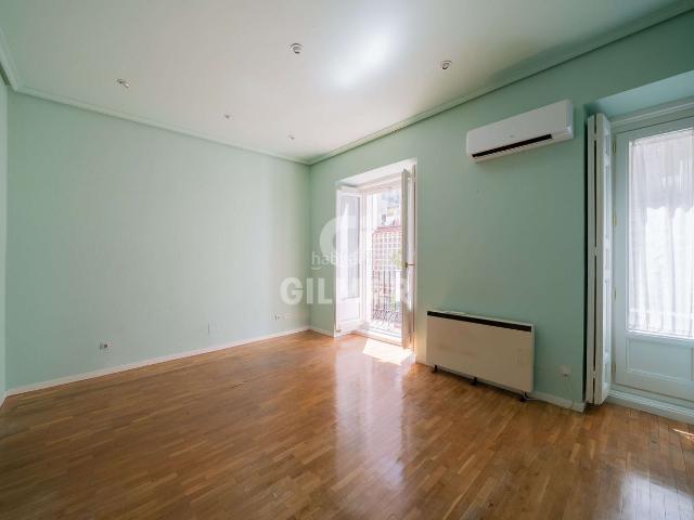 Piso en venta en Madrid, Justicia Chueca. En el corazón del elegante barrio de Chueca, en Madrid, se encuentra este extraordinario piso que ofrece un sinfín de posibilidade. Pisos.