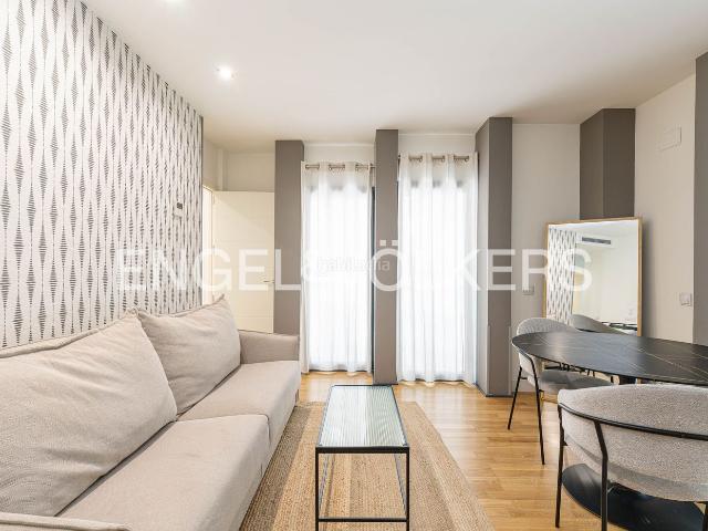 Piso en venta en Madrid, Justicia Chueca. Elegante apartamento con 6 balcones junto a Gran Vía. Pisos.
