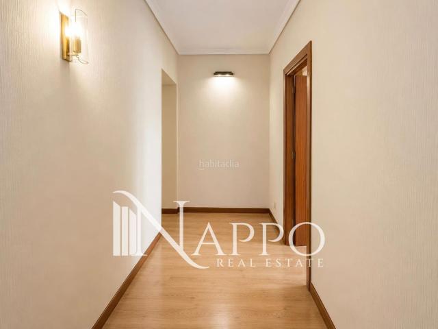 Piso en venta en Madrid, Justicia Chueca. Exclusiva vivienda con dos balcones en la Plaza de Chueca. Pisos.
