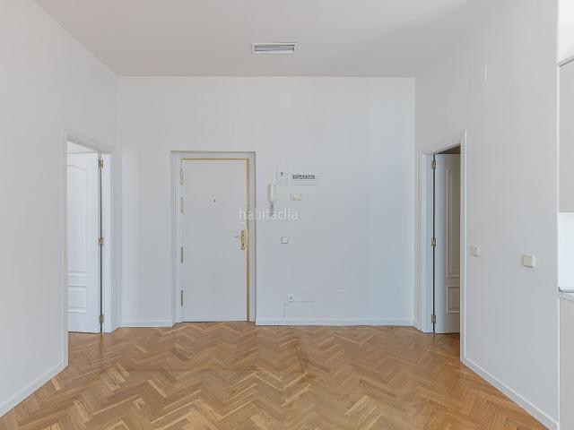 Piso en venta en Madrid, Justicia Chueca. Luminosa vivienda con 3 balcones en finca clásica rehabilitada en Justicia. Pisos.