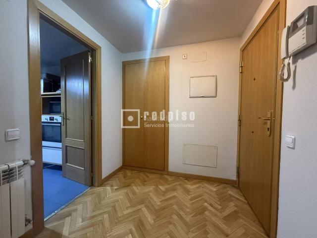 Piso en venta en Madrid, Las Tablas. Venta de piso de 3 dormitorios, con plazas de garaje, trastero y piscina. Pisos.