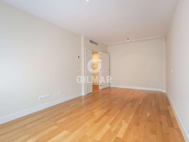 Piso en venta en Madrid, Legazpi. Descubre esta magnífica propiedad ubicada en la prestigiosa zona de Metales, dentro del distrito de Arganzuela, Madrid. Se trata d. Pisos.