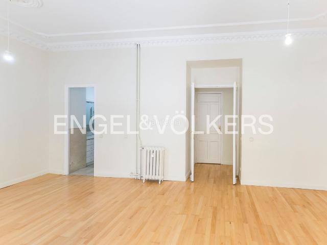 Piso en venta en Madrid, Lista. Elegancia clásica con patio privado en el corazón del Barrio de Salamanca. Pisos.